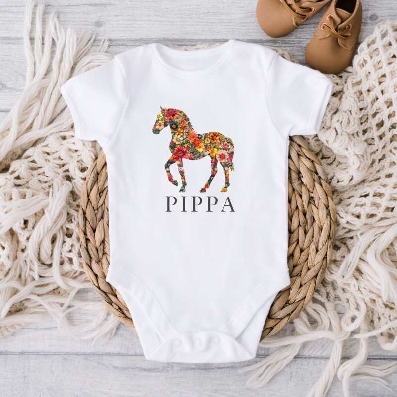 gepersonaliseerde babyromper met paard en naam. kleine ruiters